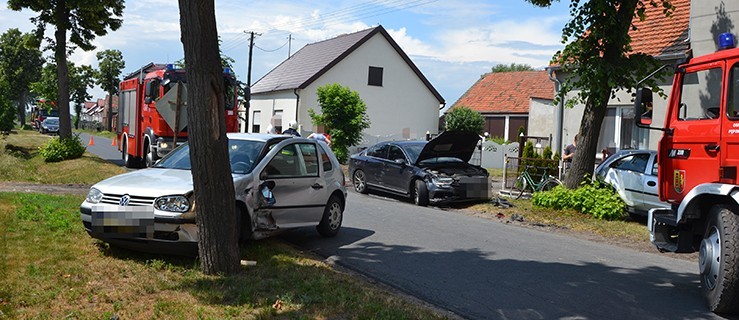 Uszkodzone trzy samochody. Jeden kierowca w szpitalu - Zdjęcie główne