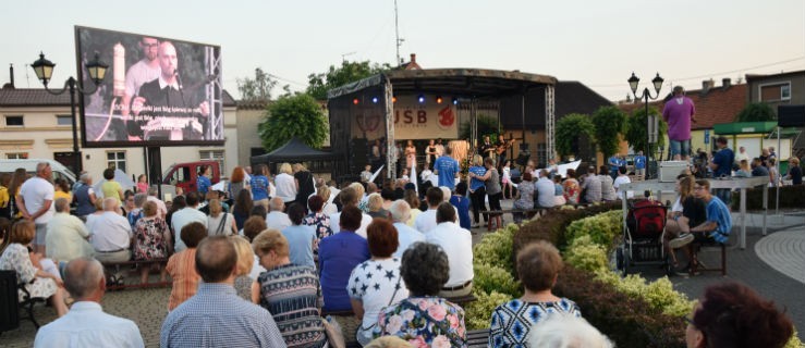 Uwielbiali Boga na siedząco, stojąco i z okien - Zdjęcie główne