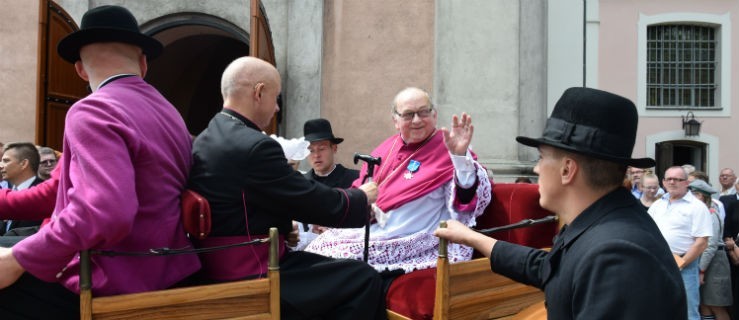 Wierni tłumnie pożegnali proboszcza. Duszpasterz odjechał bryczką - Zdjęcie główne