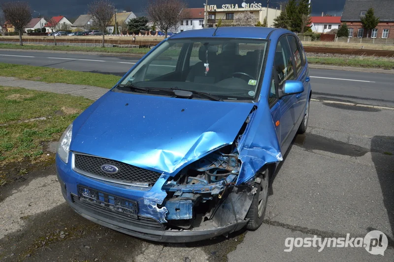 Poniec. Do nieustąpienia pierwszeństwa, a w efekcie kolizji dwóch aut doszło na ulicy Krobska Szosa. - 45 lat już jeżdżę samochodem a jeszcze nigdy nic takiego mi się nie zdarzyło. Żadnej stłuczki, żadnego wypadku - mówił zdenerwowany kierowca volkswagena polo