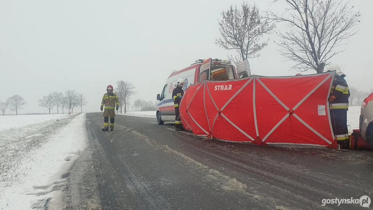 Po intensywnych opadach śniegu na drogach jest bardzo śliski. Kierowcy muszą zwrócić uwagę na złe warunki pogodowe