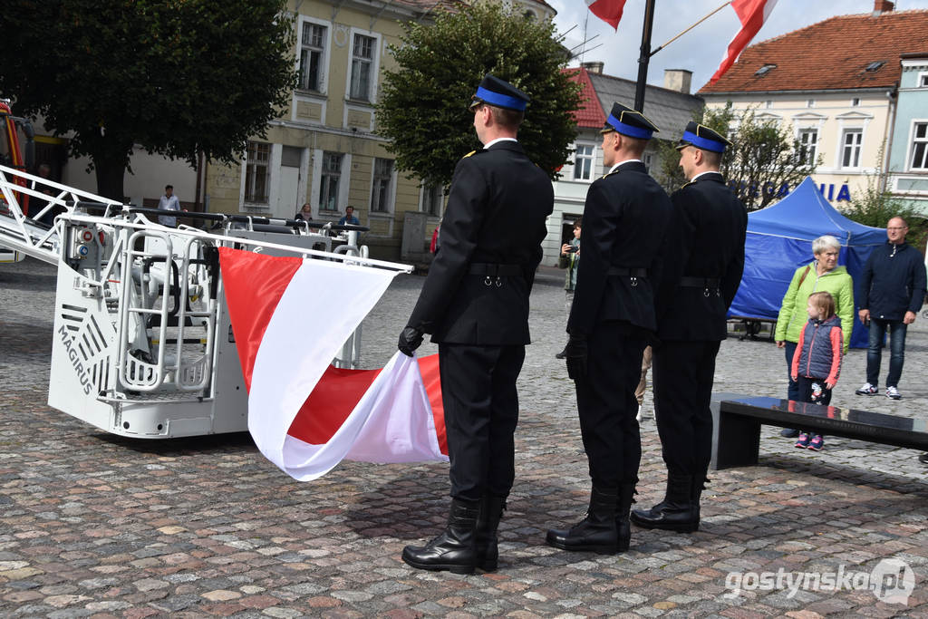 Gostyń. Podczas uroczystego apelu komendant powiatowy PSP brygadier Tomasz Banaszak wręczył nowy sztandar dowódcy pocztu sztandarowego 