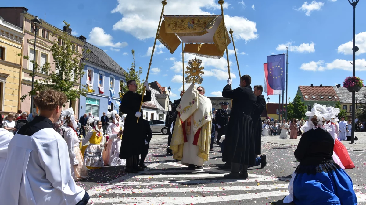 Podczas procesji Bożego Ciała mieszkańcy powierzyli Bogu "całą parafię swoje domy, rodziny". Proboszcz nie szczędził gorzkich słów
