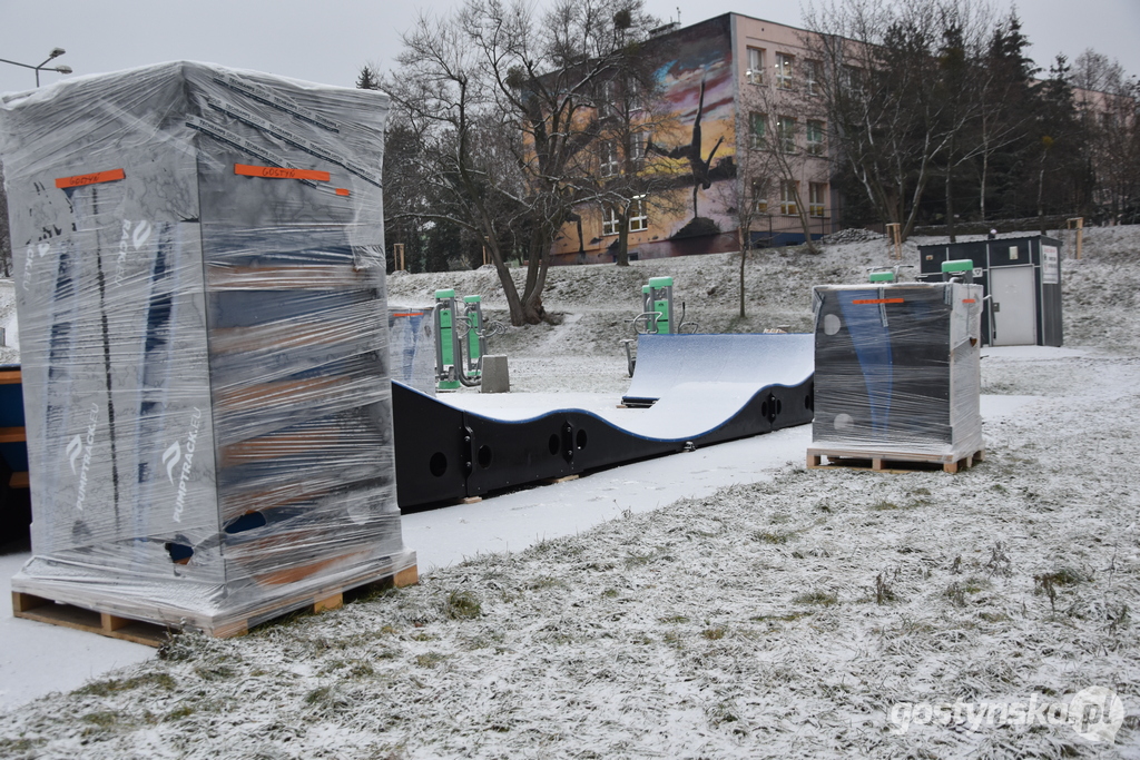 Gostyń. Montaż pumptracka na wałach przy ul. Leszczyńskiej