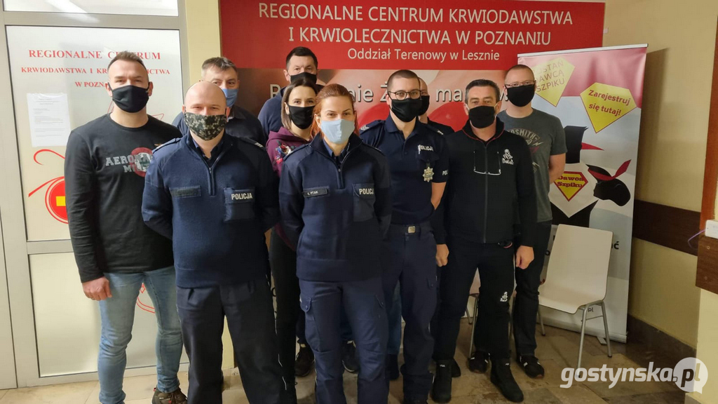 Gostyń. Policjanci z KPP w Gostyniu zorganizowali wspólny wyjazd do Rejonowego Centrum Krwiodawstwa i Krwiolecznictwa w Lesznie, aby podzielić się swoją krwią z potrzebującymi. Łącznie oddali ponad cztery litry krwi