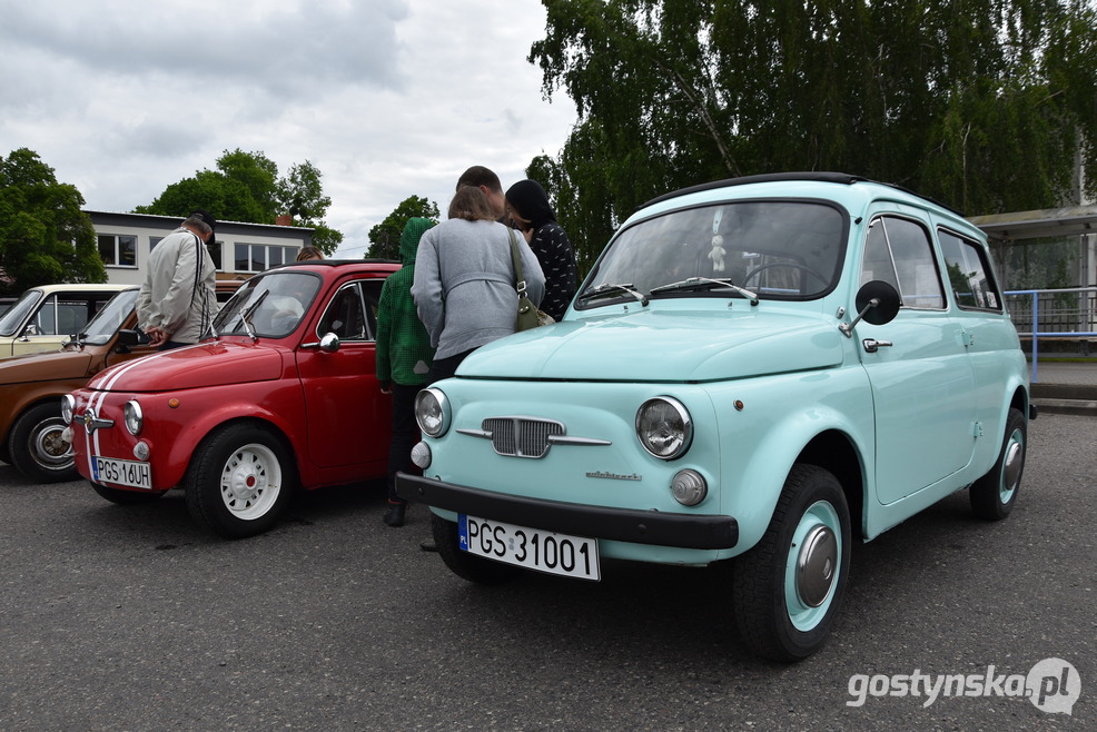 Gostyń. Zlot samochodów retro wzbudził zainteresowanie mieszkańców Gostynia