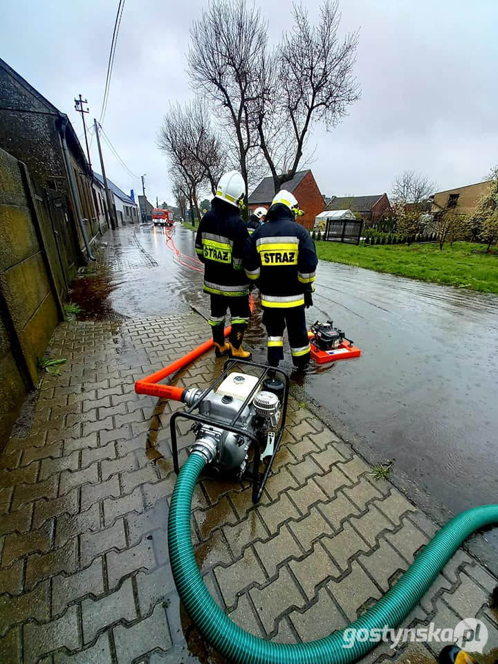 Akcja strażaków-ochotników na ul. Błonie w Pogorzeli