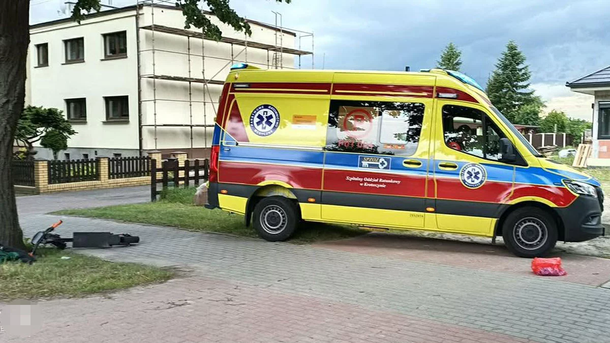 Dramatyczny finał rajdu na hulajnodze! Z impetem uderzył w drzewo i znalazł się w szpitalu