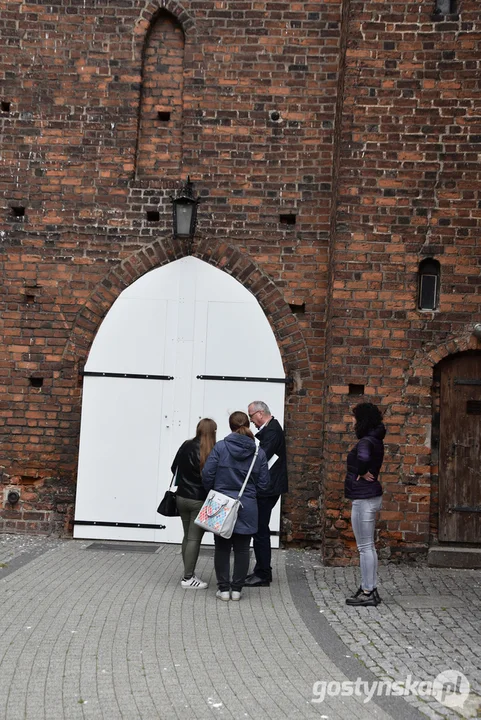 Najstarszy kościół farny jest remontowany. Wykonawcy naprawiają południową elewację
