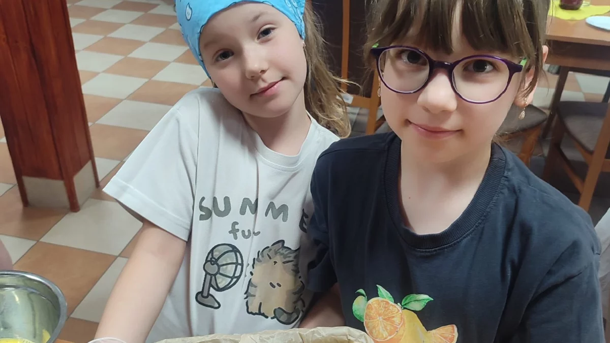 Tutaj tradycja połączyła pokolenia. Ręce w mące, uśmiechy na twarzy i niezapomniane chwile przy wspólnym stole