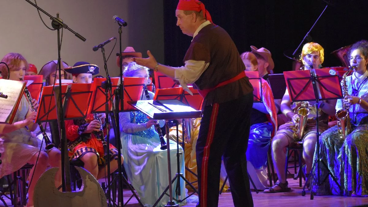 Na Dzień Dziecka zagrała "najlepsza piracka banda w Wielkopolsce". Orkiestra dęta wystąpiła przebrana za postacie z bajek