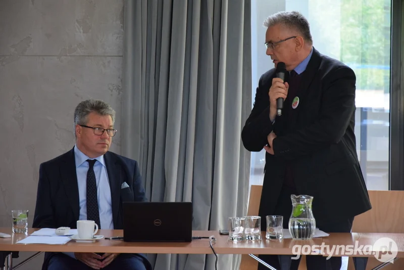 Krobia.- Przypomnę, że w konsultacjach do polityki surowcowej państwa (...) głównym założeniem tejże polityki, co się przekłada właśnie na to, co się znajdzie właśnie w tej ustawie było ułatwienie możliwości eksploatacji złóż kopalin, niekoniecznie węgla brunatnego, a w ogóle kopalin, przez przedsiębiorców górniczych. (...) W opinii społecznej, w odbiorze zwykłych ludzi, jak mówimy o ochronie, to jest coś dobrego. Każdemu się mówi, że jak ktoś chroni, to chronimy dzieci, chronimy matki, chronimy przyrodę i tak dalej. To jest jednoznacznie pozytywne skojarzenie. Natomiast w tym przypadku, tak zwana "ochrona złóż" jest owszem dobra, ale tylko dla jednej strony - dla przedsiębiorcy górniczego i tych, którzy mają skorzystać na wyznaczaniu, które złoże jest strategiczne. Właściwie mają pełne prawo, uznaniowe, czy to jest rzeczywiście złoże strategiczne czy też nie. A z czym to się wiąże dla społeczności lokalnej, że takie złoże zostanie wyznaczone za strategiczne - brakiem możliwości normalnego rozwoju gminy - mówił z kolei prezes Tomasz Waśniewski 