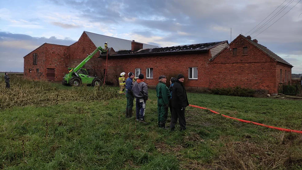 Zapalił się dom w gminie Pępowo. Akcja gaszenia pożaru trwa - Zdjęcie główne