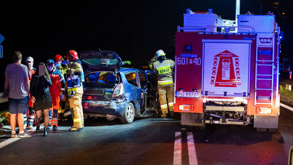 Tragicznie wyglądało to zderzenie. Auta zniszczone niemal doszczętnie. Jedna osoba w szpitalu - Zdjęcie główne