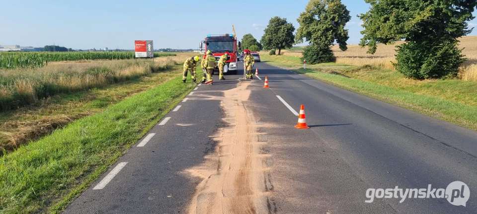 Gostyń - Krobia. Kolizja osobówki z ciągnikiem rolniczym z przyczepami na drodze wojewódzkiej 434. Pogorzela - Pępowo - do zderzenia dwóch samochodów doprowadziła nastolatka, kierujące bez uprawnień