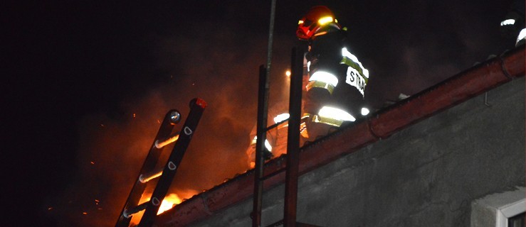 Mieszkańcy oglądali telewizję, kiedy ogień wydostawał się poza dach - Zdjęcie główne