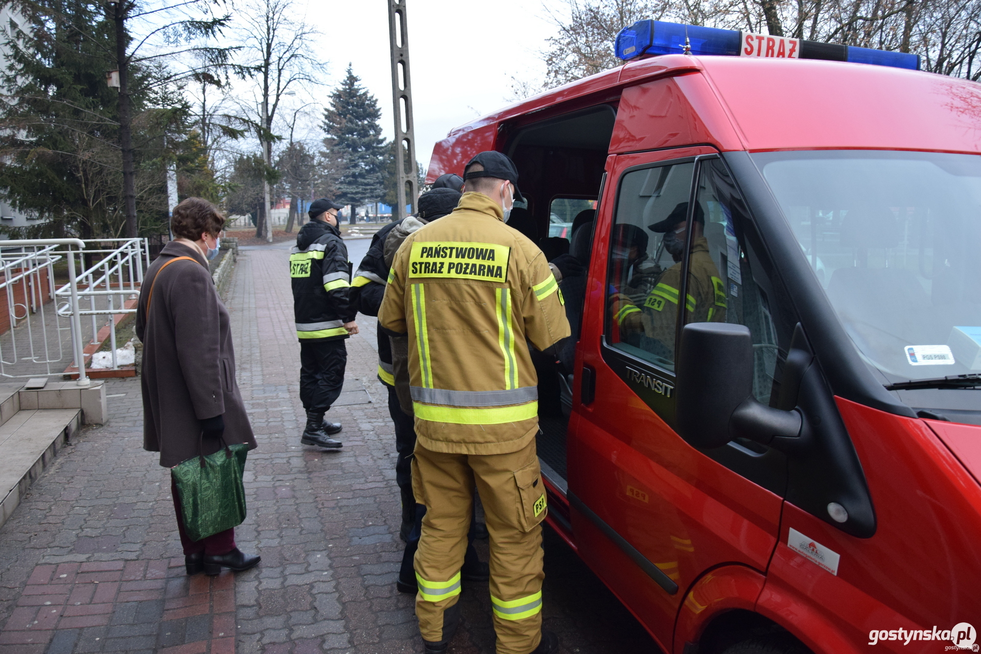 Gostyń. Do transportu emerytowanego strażaka do szpitala na szczepienie wykorzystano strażacki tabor