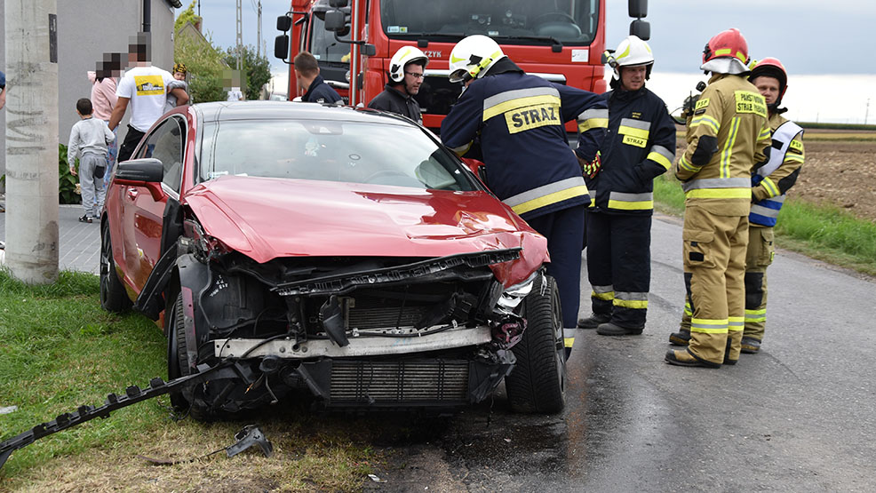 Nie zdążył wyjechać na główną i wpadł pod busa. Kolizja w Drzęczewie (gm. Piaski). Kto jest sprawcą? - Zdjęcie główne