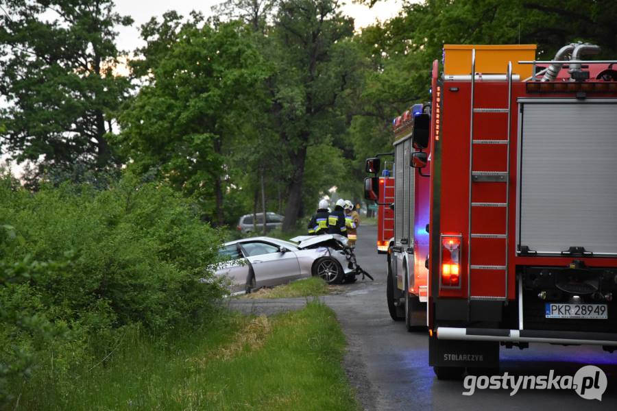 Pogorzela. Na trasie pomiędzy Kromolicami (gm. Pogorzela) a Kuklinowem (gm. Kobylin) doszło do wypadku. Nie żyje kierowca jednego z samochodów 