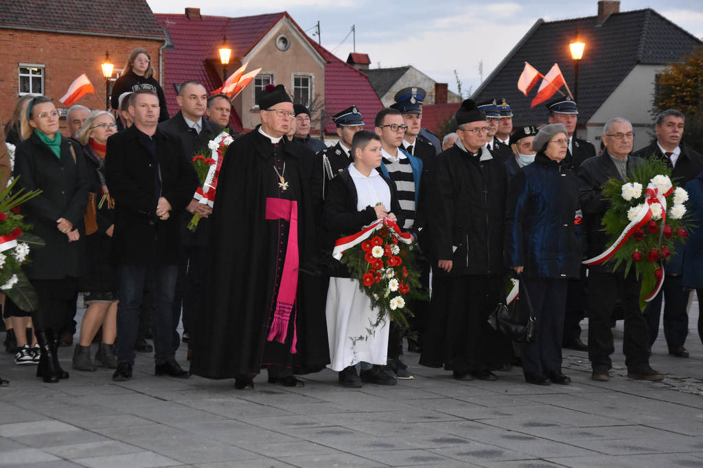 Gostyń. Obchody 82. rocznicy rozstrzelania przez Niemców 30 obywateli miasta Gostynia i okolicy. Składanie wieńców pod Pomnikiem Rozstrzelanych