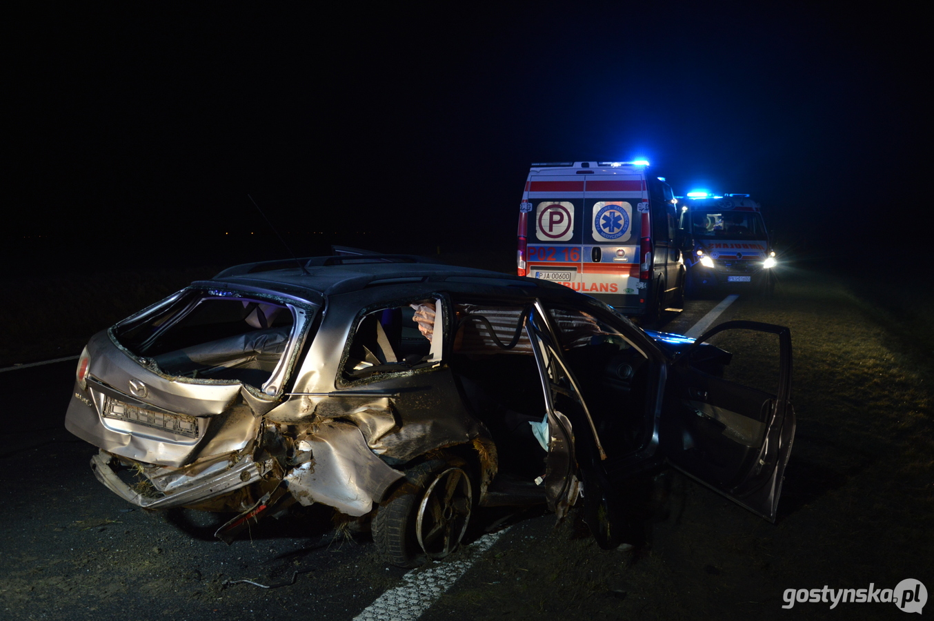 Borek Wielkopolski. Mazdą podróżowało w sumie 5 osób. Ze względy na liczbę rannych trzeba było czekać na przyjazd dodatkowych karetek pogotowia.