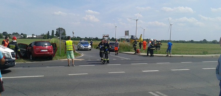 Zderzenie osobówek. Helikopter transportuje poszkodowanych - Zdjęcie główne