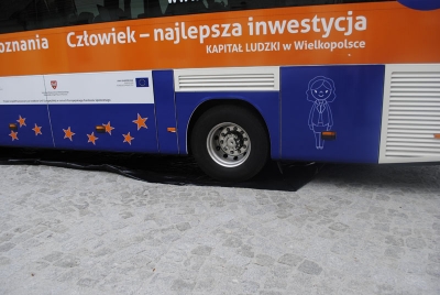 Autobus na foli - Zdjęcie główne