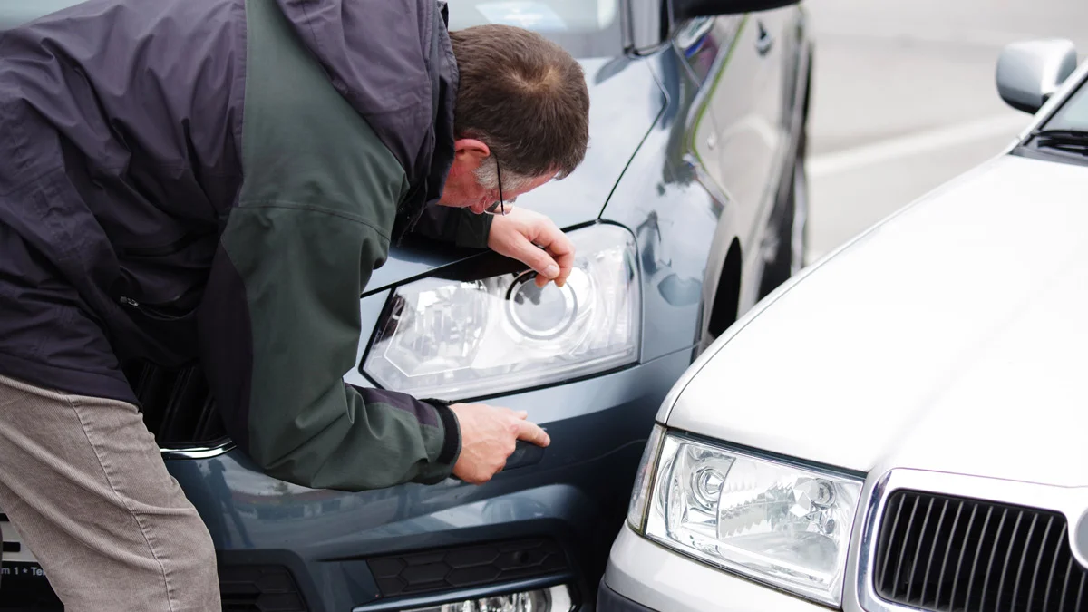 Uderzył w cudze auto i...schował się w mieszkaniu - Zdjęcie główne