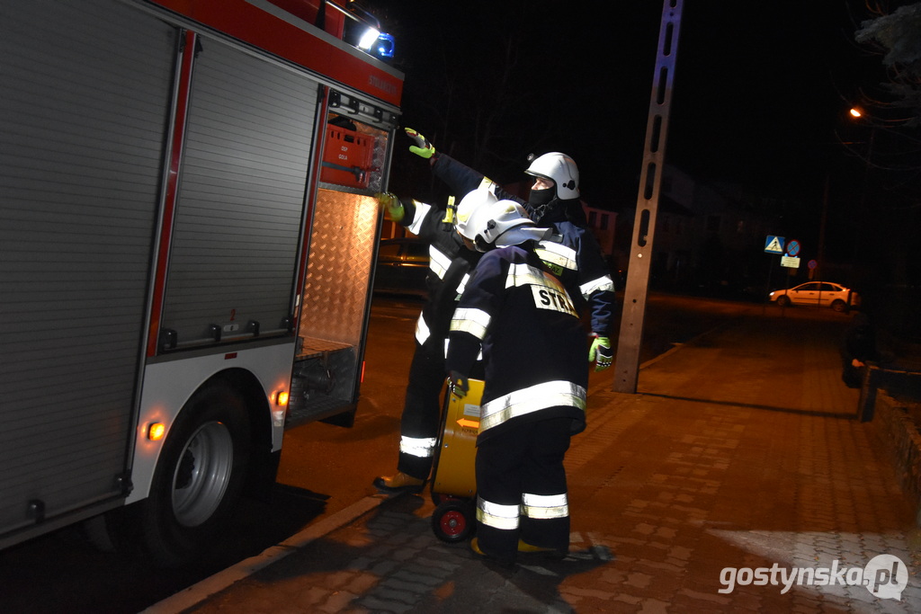 Gostyńska straż pożarna i policja zostali wezwani przed północą do gostyńskiego szpitala. Na oddziale chorób wewnętrznych wybuchł pożar. Dlaczego?