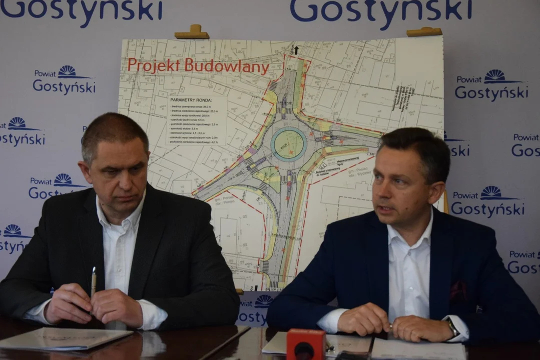 Krobia. - Mamy nadzieję na dobrą współpracę z firmą, na wykonania w terminie i że spotkamy się najpóźniej z końcem listopada po to, żeby zakomunikować wszystkim mieszkańcom, że rondo jest gotowe i rozwiązujemy ważny strategiczny problem komunikacyjny - mówił starosta Robert Marcinkowski podczas podpisywania umowy z wykonawcą