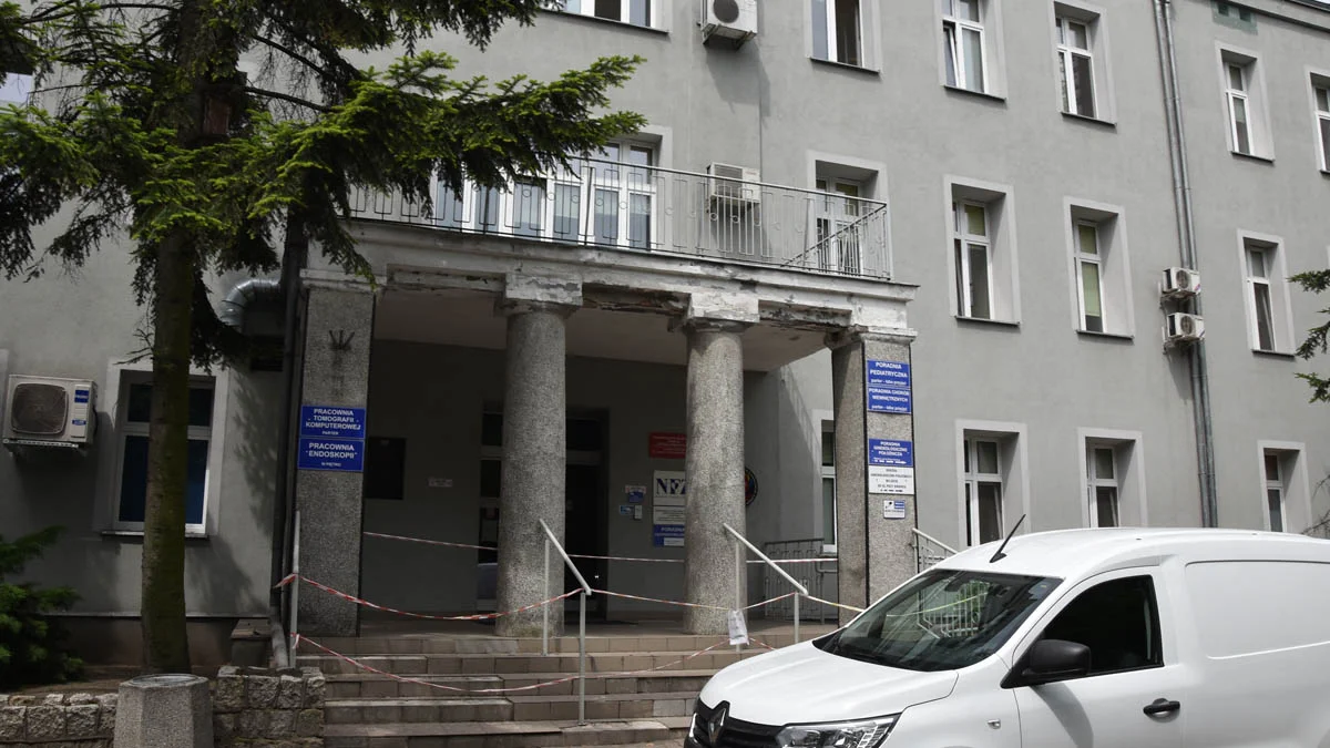 Utrudnione wejście do szpitala powiatowego w Gostyniu. SP ZOZ zaplanował gruntowny remont - Zdjęcie główne