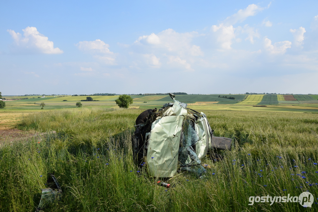 Samochód osobowy dachował w polu na drodze wojewódzkiej 308.