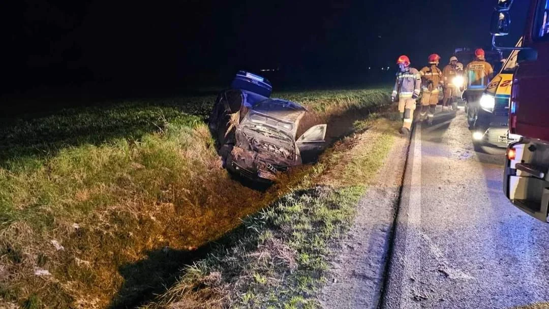 Audi wyleciało z drogi w Dzięczynie. Pijanego kierowcę zabrano do szpitala - Zdjęcie główne