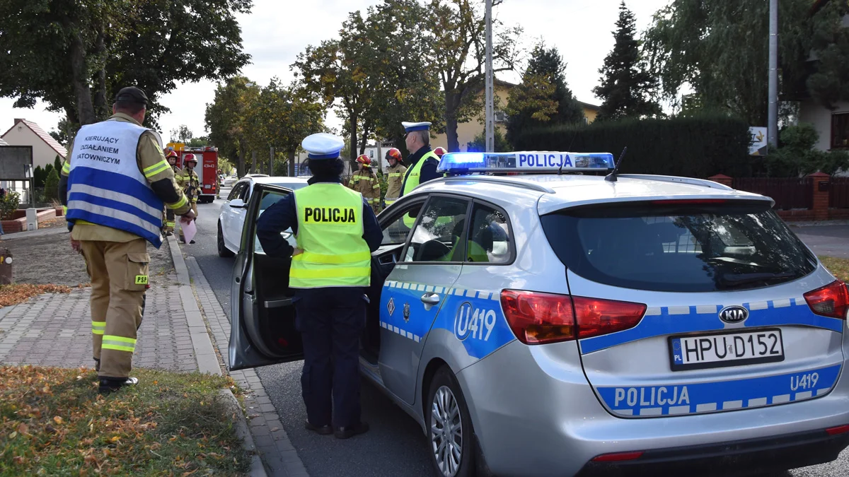 W centrum Gostynia kierowca uderzył w drzewo. Auto przewróciło się na bok i zatarasowało drogę - Zdjęcie główne