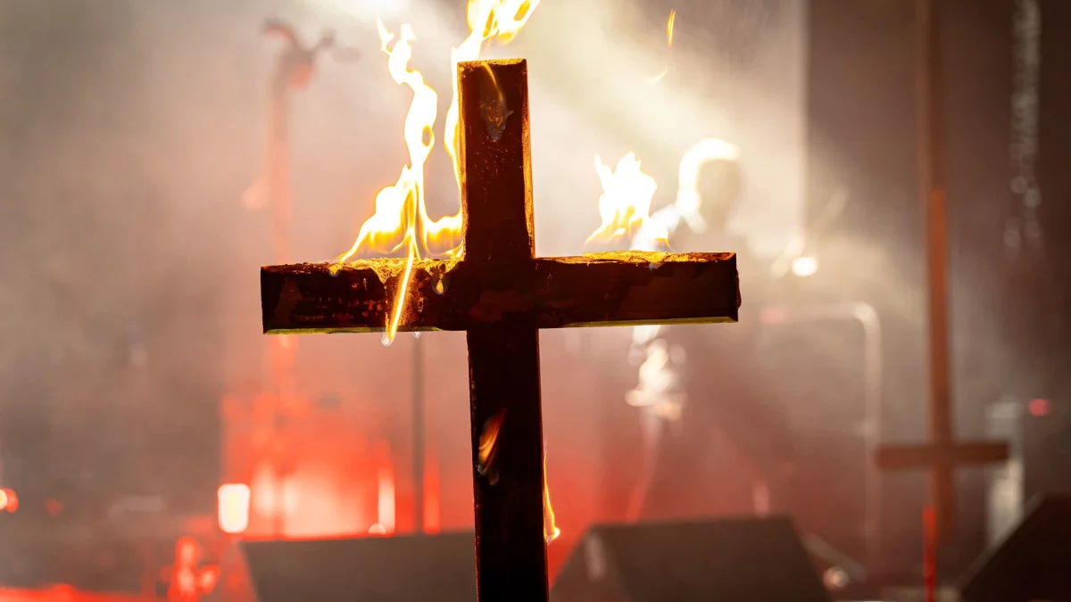 Jest oświadczenie zespołu w sprawie krzyży podpalonych podczas festiwalu. Muzycy odpowiadają na zarzuty