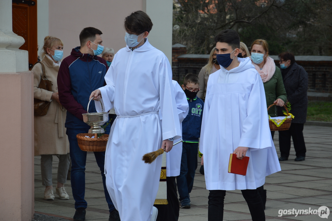 Krobia. Prymas Polski abp Wojciech Polak zachęcał do tego, by w związku z epidemią "kultywować dobry zwyczaj" święcenia pokarmów w domu, który rozpoczął się w zeszłym roku. Część wiernych wolała jednak uczestniczyć w bardziej tradycyjnej święconce