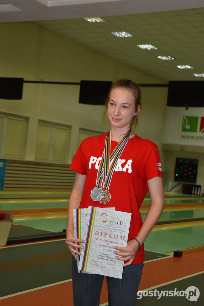 Gostyń. Kręglarze z KS Start Gostyń: Aleksandra Banaszak i Dominik Dutkiewicz  ze zdobytymi medalami