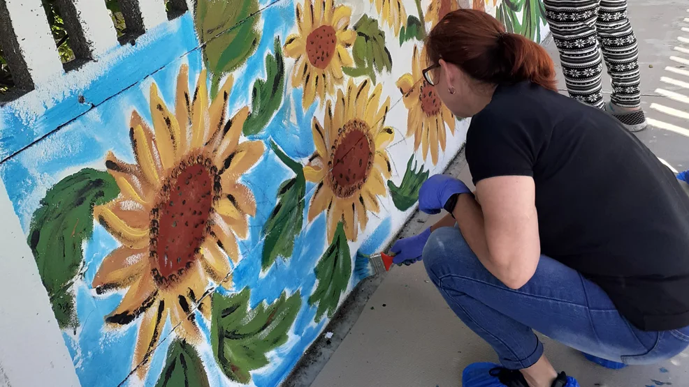 Słonecznikowy mural w Chumiętkach. Efekt przerósł oczekiwania organizatorów. Centrum PISOP Leszno zachwycone - Zdjęcie główne