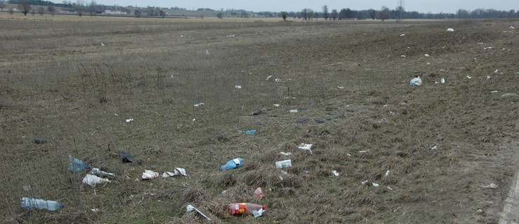 Bajzel na strefie gospodarczej. Bałaganiarzami okazali się kierowcy TIR-ów - Zdjęcie główne