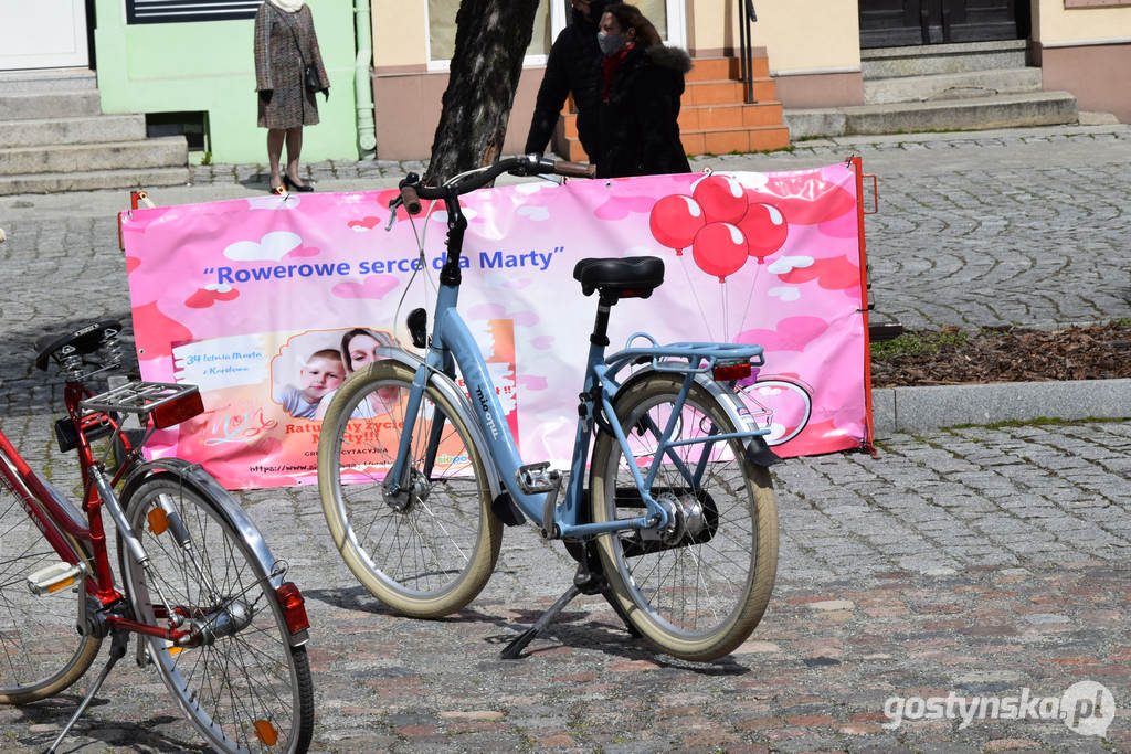 Ogromne rowerowe serce dla Marty, ułożone na gostyńskim rynku