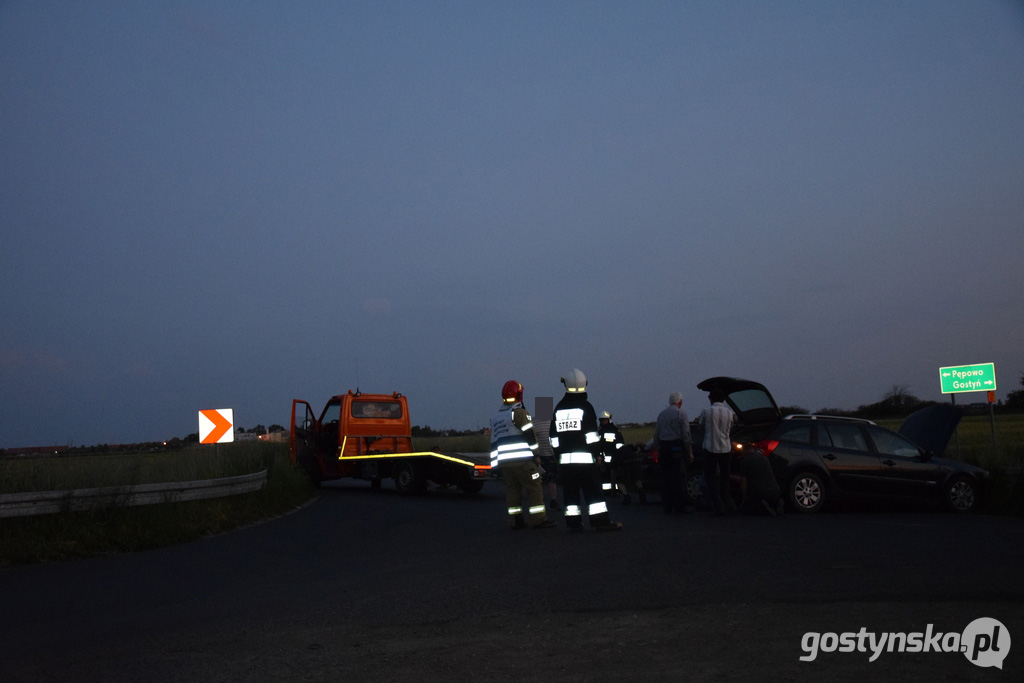 W kolizji wzięły udział 2 pojazdy, oba odtransportowała laweta.