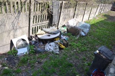 Śmieci na ulicy Polnej w Gostyniu - Zdjęcie główne