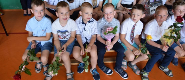 Podwójne pożegnanie. Dyrektor nie pouczał, tylko życzył wakacyjnych nastrojów - Zdjęcie główne