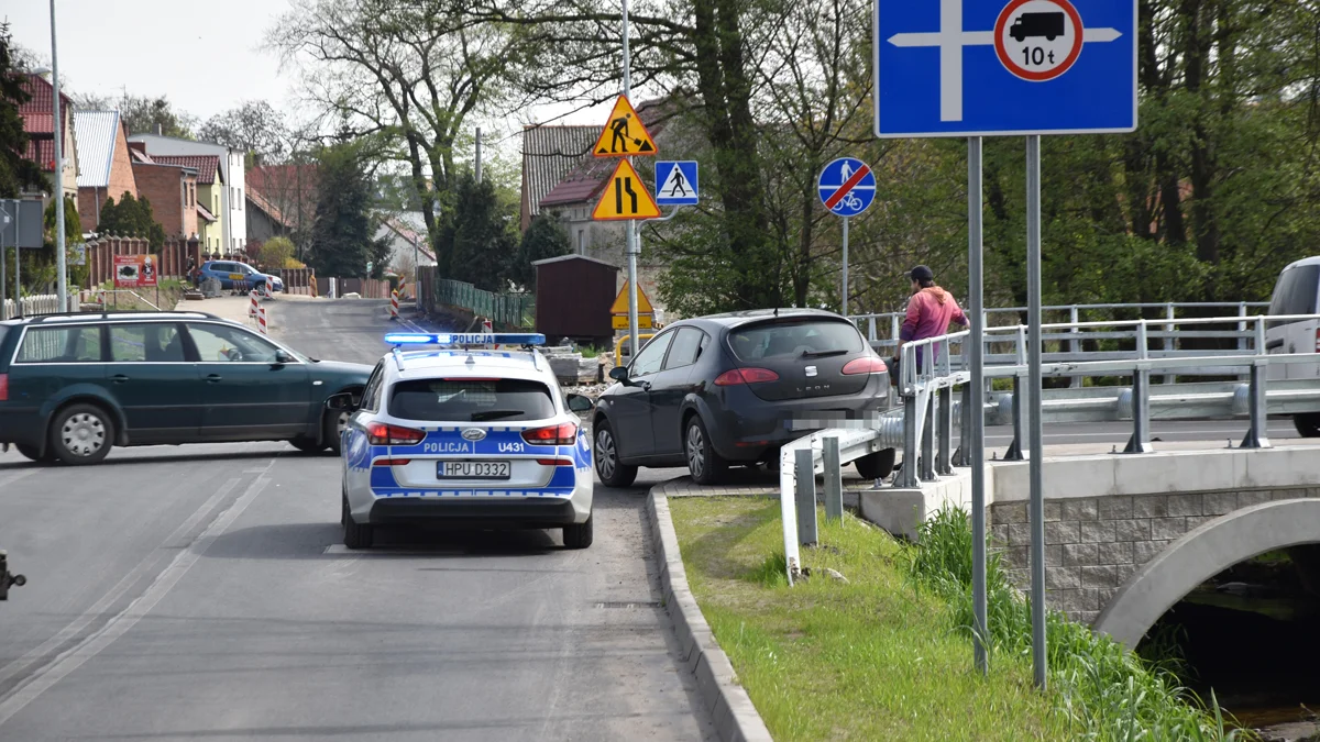 Dwa samochody potłuczone. Pierwsze zderzenie na nowym skrzyżowaniu w Brzeziu? - Zdjęcie główne
