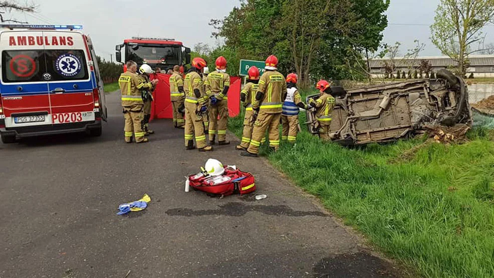 Pijany kierowca wypadł z drogi i uderzył w drzewo na drodze Pępowo- Babkowice. Obu Ukraińców zabrano do szpitala - Zdjęcie główne