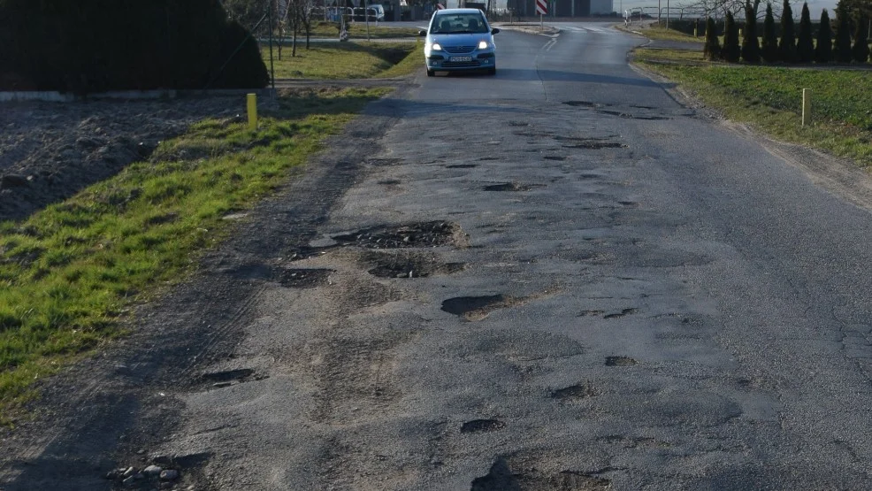 Dziurawe drogi w Wymysłowie i Chwałkowie. Mieszkańcy żądają remontów nawierzchni - Zdjęcie główne