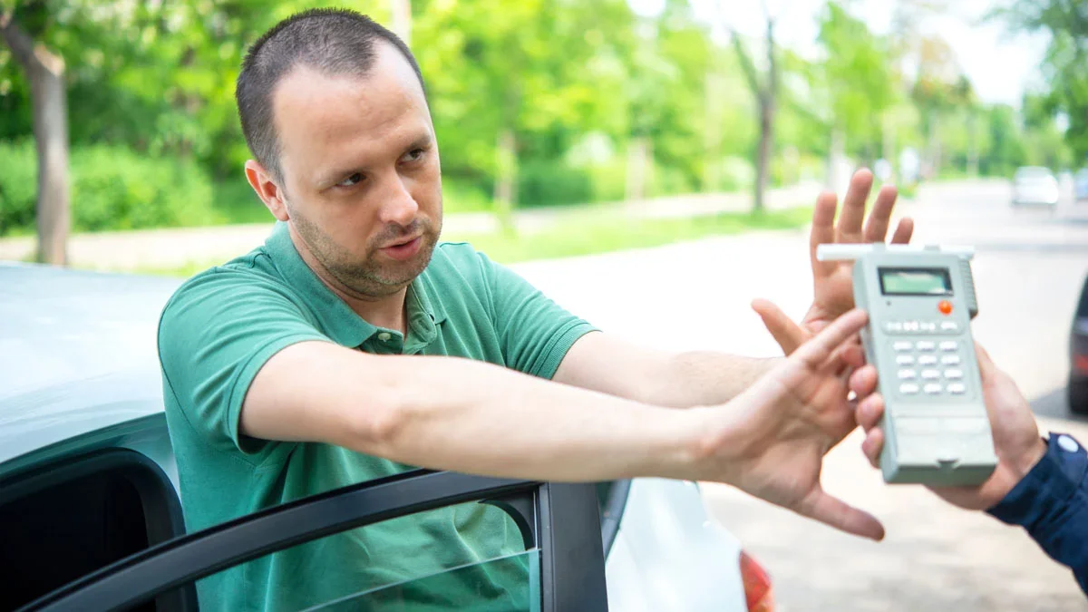 Niecodzienna „parkingówka” w Borku Wlkp. Nie wyglądał dobrze, kiedy wyszedł z auta. Kobieta odebrała mu kluczyki - Zdjęcie główne