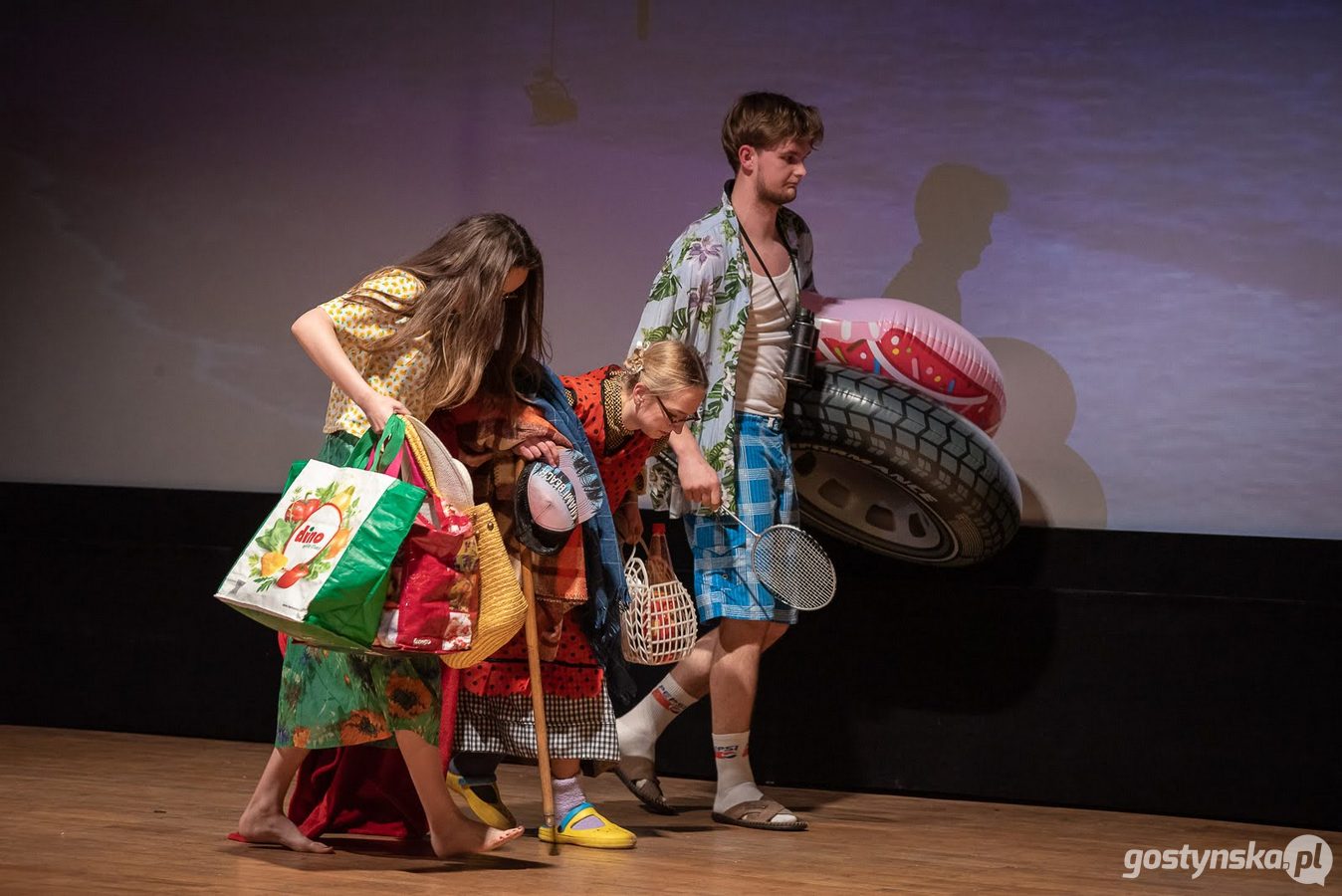 Krobia. Po prawie dwuletniej przerwie spowodowanej koronawirusowymi obostrzeniami w kulturze na scenę ze spektaklem gwarowym „Szafa kwiczy i w tango” powróciła krobska Grupa Teatralna "Na Fali". Jest to trzecia już cześć przygód Babci Janiny i jej rodziny