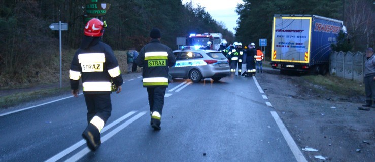 Stłuczka dwóch aut na bardzo śliskiej drodze. Kierowca trafił do szpitala - Zdjęcie główne