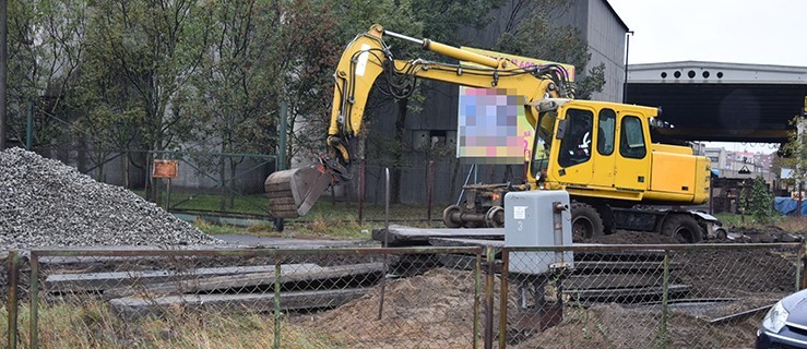 Droga zamknięta. W mieście korki, trzeba dookoła zawieźć dziecko - Zdjęcie główne